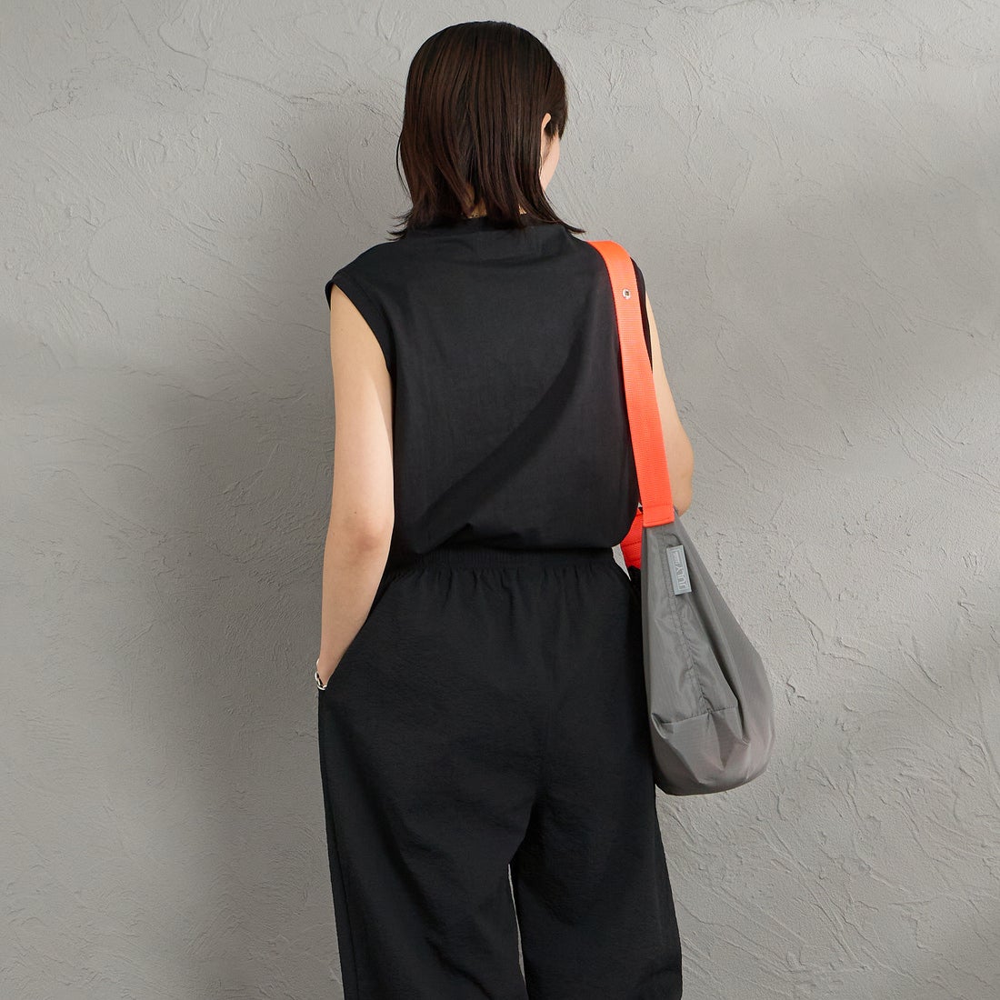 UNIVERSAL OVERALL [ユニバーサルオーバーオール] 別注 ワンポイントロゴ刺繍 ノースリーブカットソー [U2612250IN-JF] BLACK &&モデル身長：160cm 着用サイズ：F&&