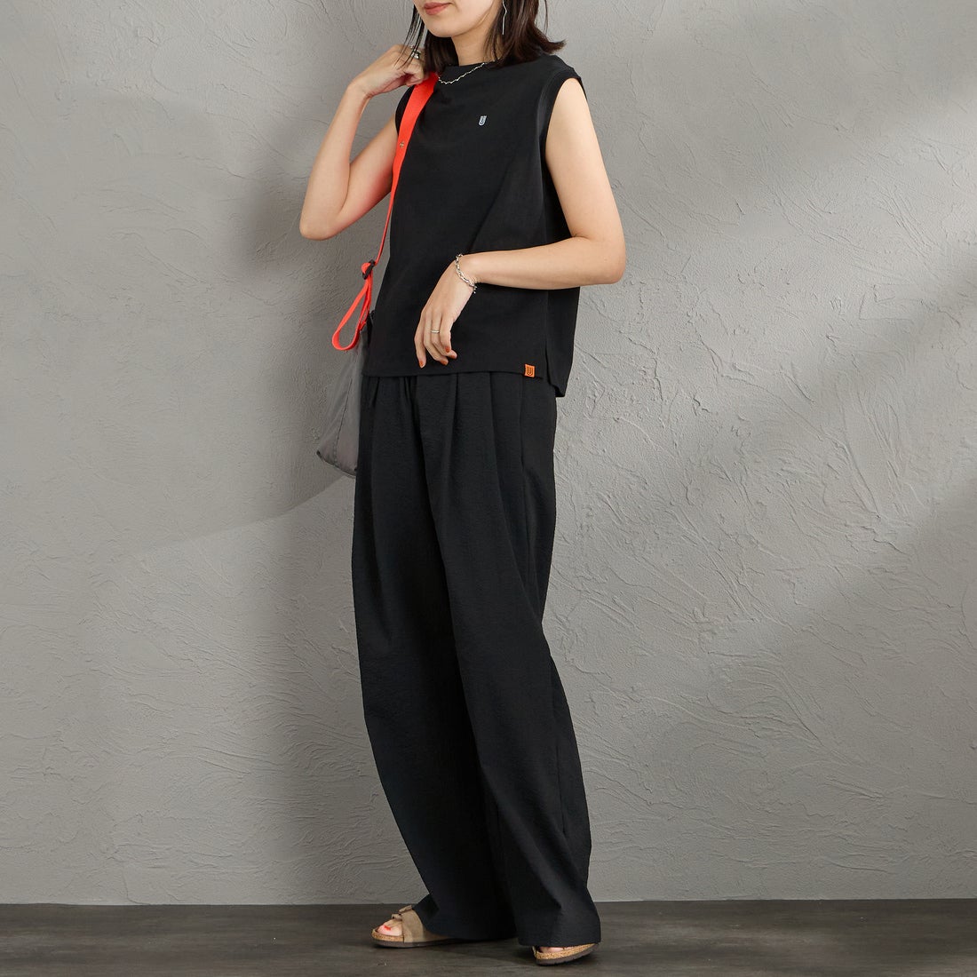 UNIVERSAL OVERALL [ユニバーサルオーバーオール] 別注 ワンポイントロゴ刺繍 ノースリーブカットソー [U2612250IN-JF] BLACK &&モデル身長：160cm 着用サイズ：F&&