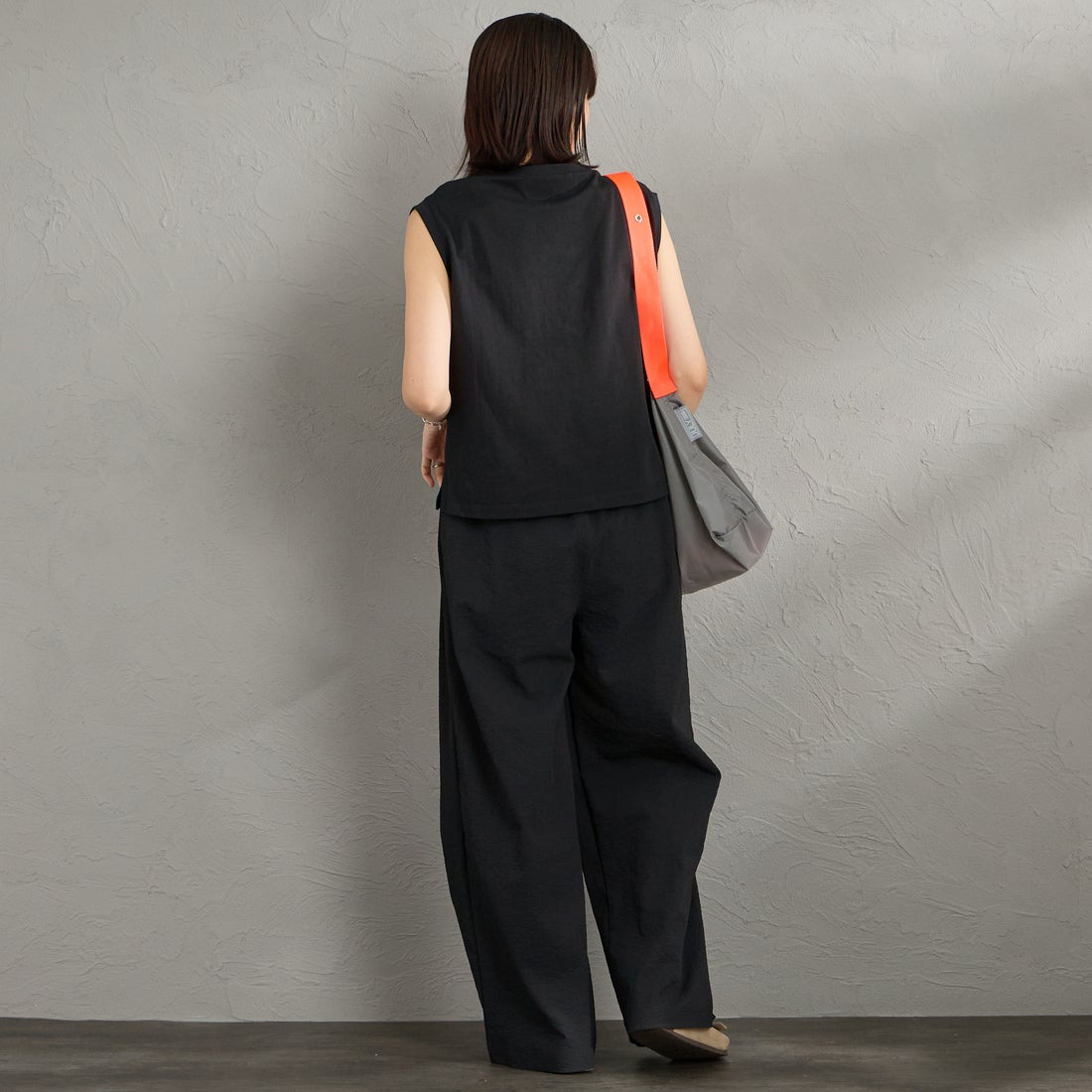 UNIVERSAL OVERALL [ユニバーサルオーバーオール] 別注 ワンポイントロゴ刺繍 ノースリーブカットソー [U2612250IN-JF] BLACK &&モデル身長：160cm 着用サイズ：F&&