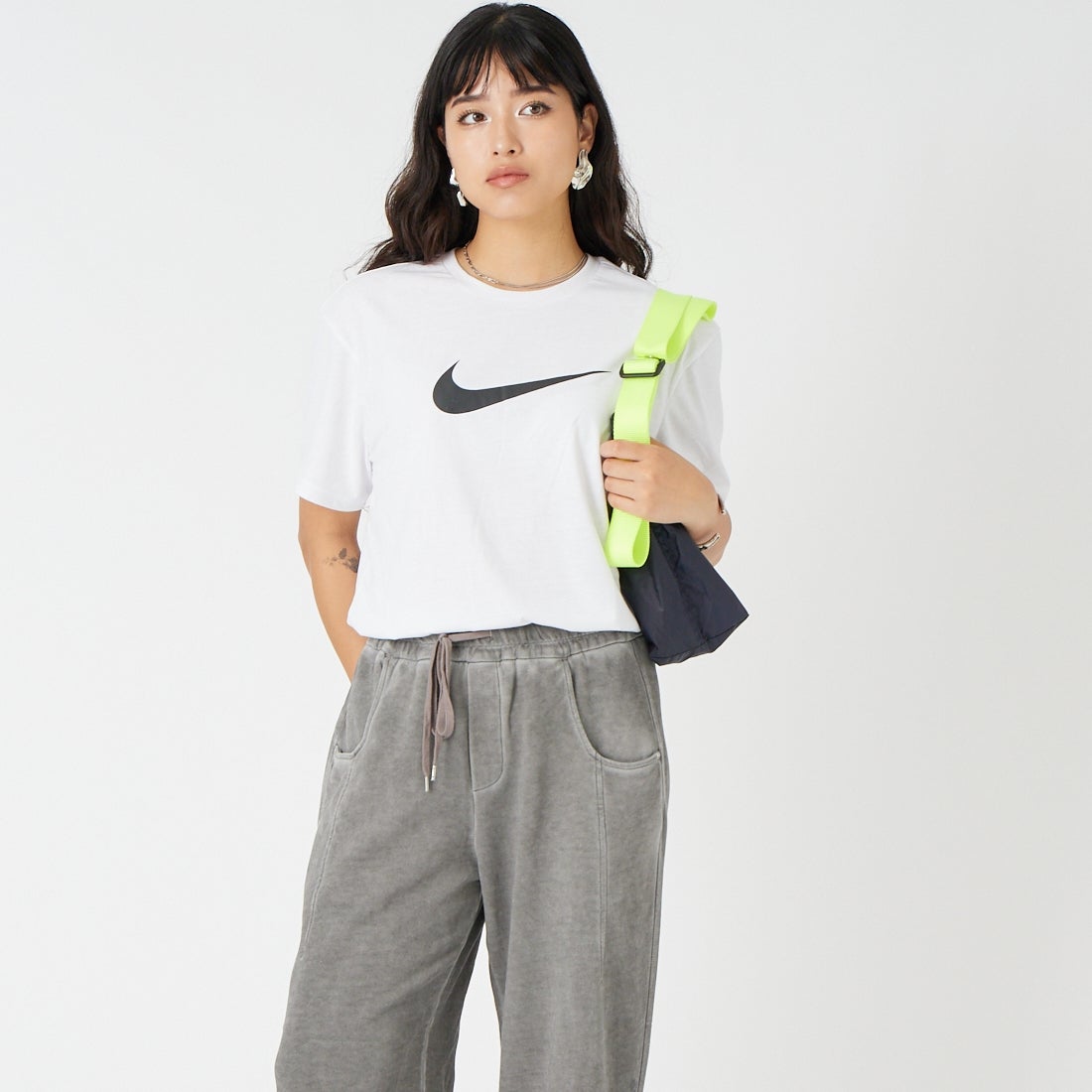 NIKE SWIM [ナイキスイム] メンズ スペック半袖ハイドロガード [NESSG523] N100 ﾎﾜｲﾄ &&モデル身長：162cm 着用サイズ：S&&
