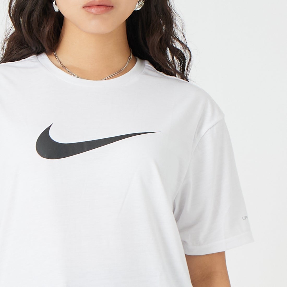 NIKE SWIM [ナイキスイム] メンズ スペック半袖ハイドロガード [NESSG523] N100 ﾎﾜｲﾄ &&モデル身長：162cm 着用サイズ：S&&