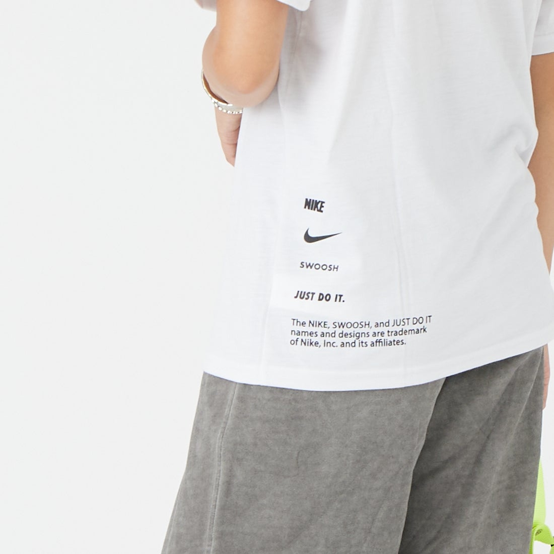 NIKE SWIM [ナイキスイム] メンズ スペック半袖ハイドロガード [NESSG523] N100 ﾎﾜｲﾄ &&モデル身長：162cm 着用サイズ：S&&