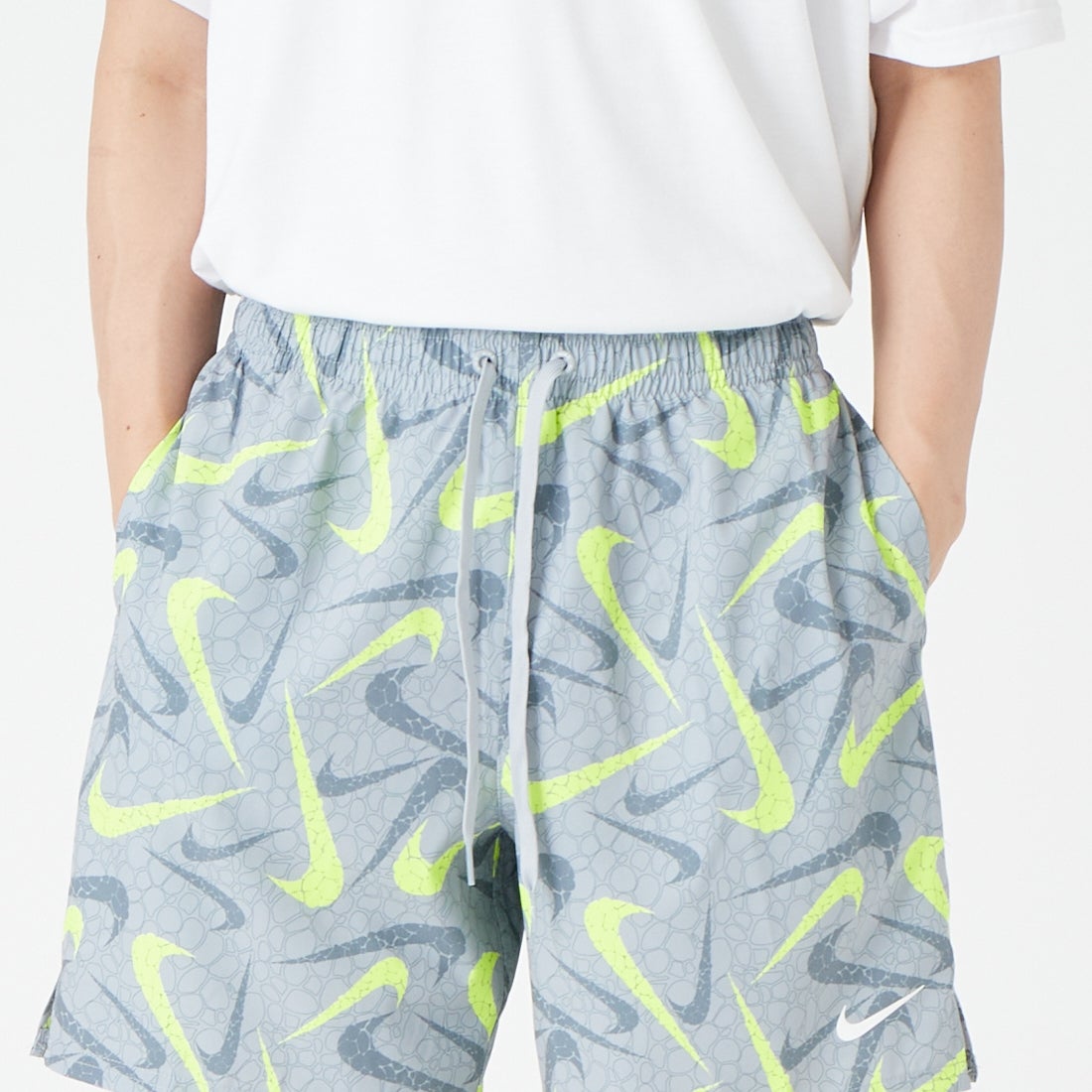 NIKE SWIM [ナイキスイム] ブレイカーマルチプリント 7インチボレーショーツ [NESSG550] N054 ｳﾙﾌｸﾞ &&モデル身長：177cm 着用サイズ：L&&