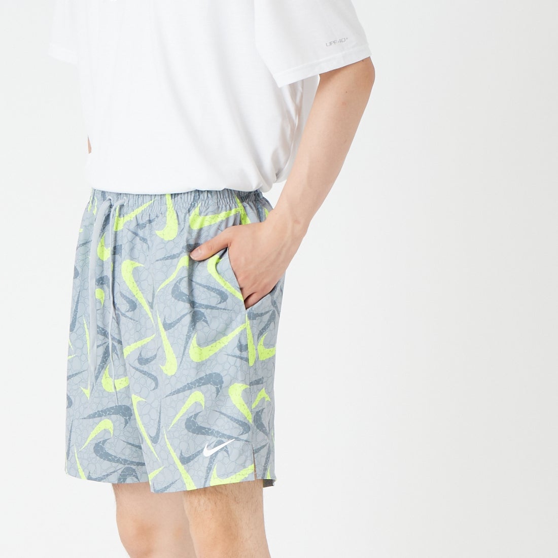 NIKE SWIM [ナイキスイム] ブレイカーマルチプリント 7インチボレーショーツ [NESSG550] N054 ｳﾙﾌｸﾞ &&モデル身長：177cm 着用サイズ：L&&
