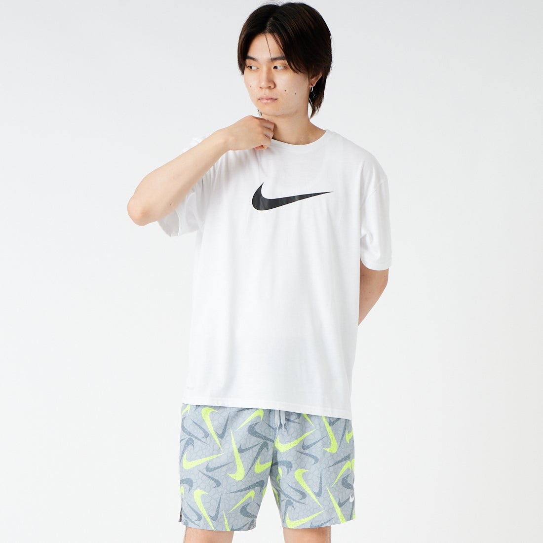 NIKE SWIM [ナイキスイム] メンズ スペック半袖ハイドロガード [NESSG523] N100 ﾎﾜｲﾄ &&モデル身長：177cm 着用サイズ：L&&