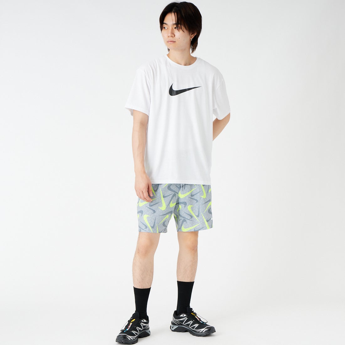 NIKE SWIM [ナイキスイム] メンズ スペック半袖ハイドロガード [NESSG523] N100 ﾎﾜｲﾄ &&モデル身長：177cm 着用サイズ：L&&