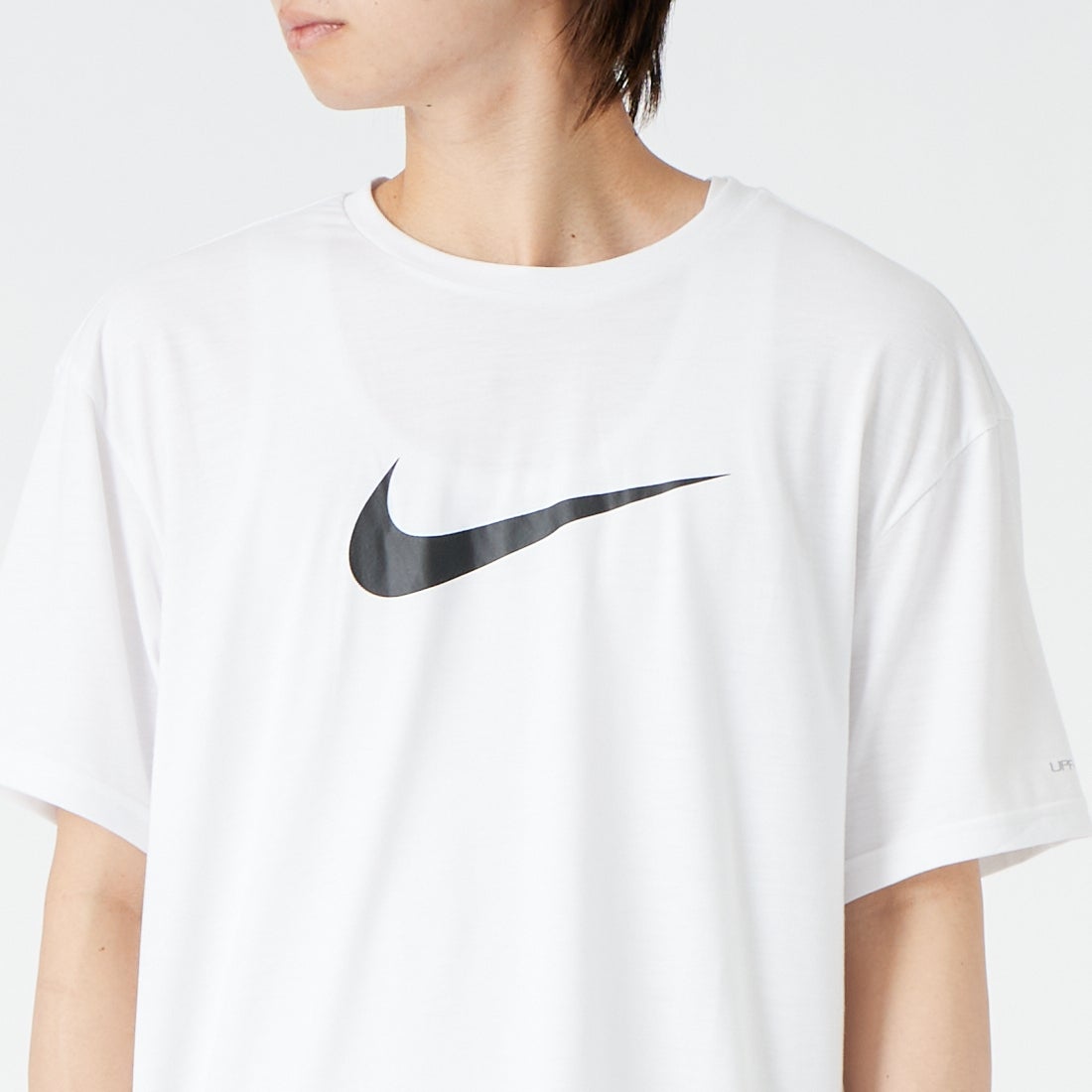 NIKE SWIM [ナイキスイム] メンズ スペック半袖ハイドロガード [NESSG523] N100 ﾎﾜｲﾄ &&モデル身長：177cm 着用サイズ：L&&