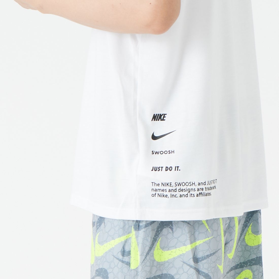 NIKE SWIM [ナイキスイム] メンズ スペック半袖ハイドロガード [NESSG523] N100 ﾎﾜｲﾄ &&モデル身長：177cm 着用サイズ：L&&