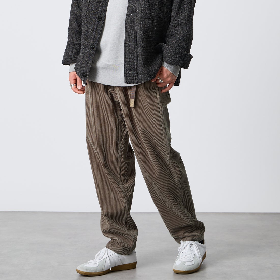 GRAMiCCi [グラミチ] 別注 コーデュロイ エブリデイパンツ [GMP6-F1026-JF] GREIGE &&モデル身長：177cm 着用サイズ：L&&