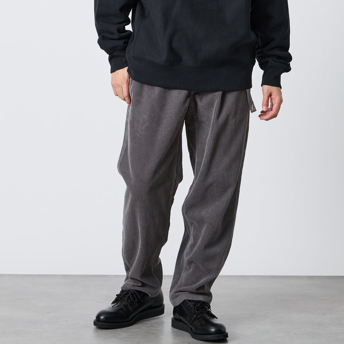 GRAMiCCi [グラミチ] 別注 コーデュロイ エブリデイパンツ [GMP6-F1026-JF] CHARCOAL &&モデル身長：168cm 着用サイズ：L&&