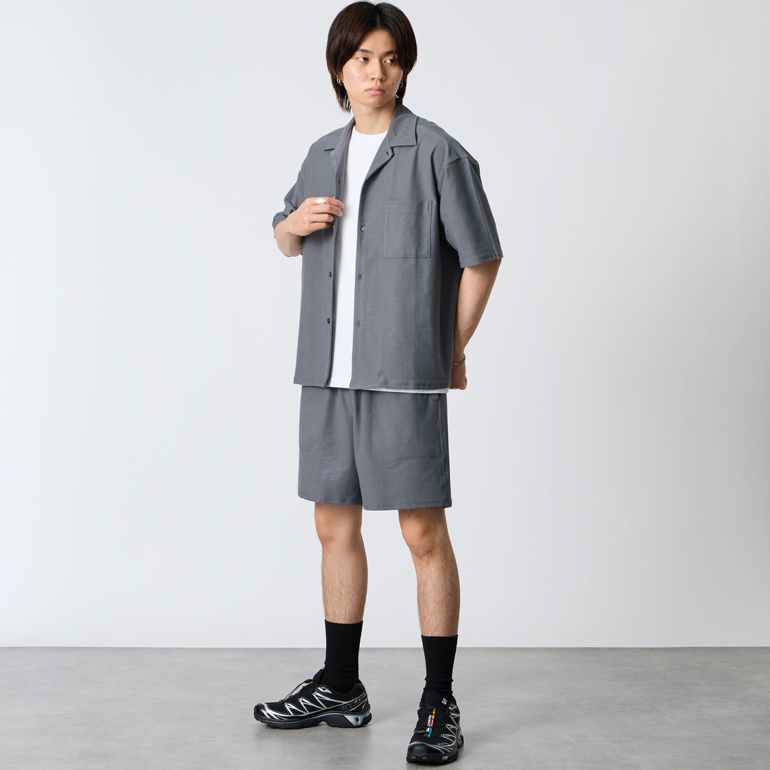 Jeans Factory Clothes [ジーンズファクトリークローズ] TECH WEAR クールリカバーシャツ [JFC-262-005] CHARCOAL &&モデル身長：177cm 着用サイズ：M&&