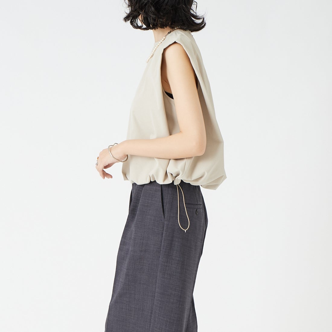 USINE [ユジーヌ] 機能素材肩タックドローコード付きトップス [26SSIN-06NS] BEIGE &&モデル身長：162cm 着用サイズ：F&&