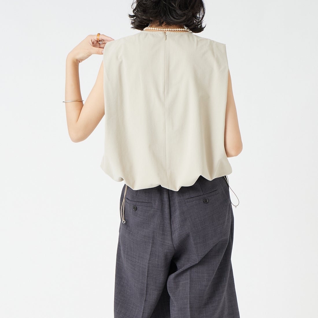 USINE [ユジーヌ] 機能素材肩タックドローコード付きトップス [26SSIN-06NS] BEIGE &&モデル身長：162cm 着用サイズ：F&&