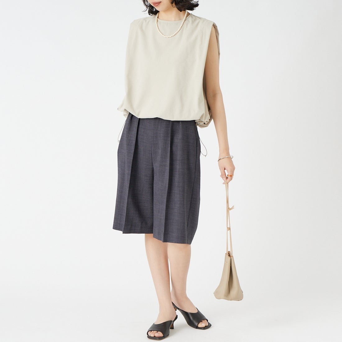 USINE [ユジーヌ] 機能素材肩タックドローコード付きトップス [26SSIN-06NS] BEIGE &&モデル身長：162cm 着用サイズ：F&&