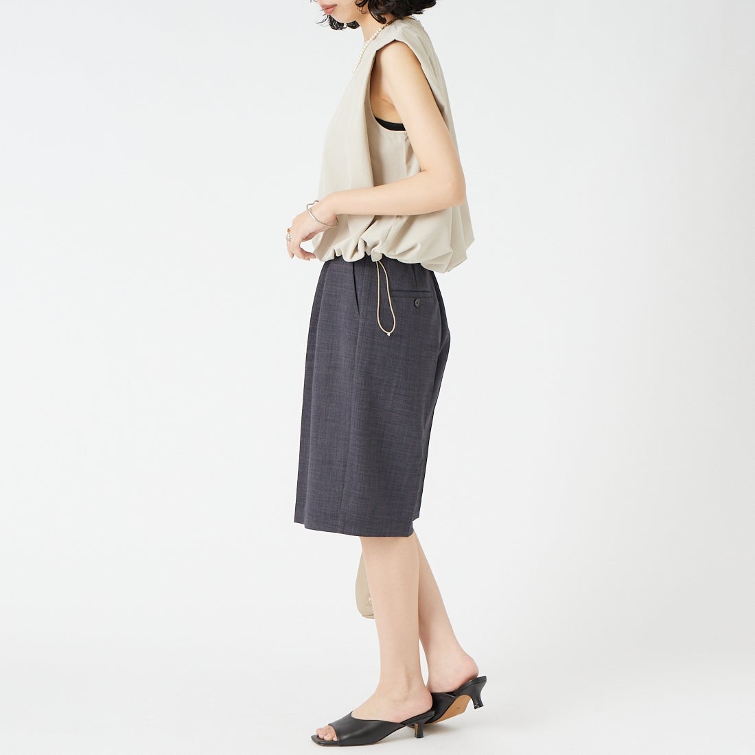 USINE [ユジーヌ] 機能素材肩タックドローコード付きトップス [26SSIN-06NS] BEIGE &&モデル身長：162cm 着用サイズ：F&&