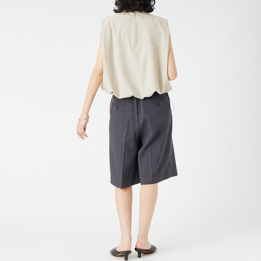 USINE [ユジーヌ] 機能素材肩タックドローコード付きトップス [26SSIN-06NS] BEIGE &&モデル身長：162cm 着用サイズ：F&&