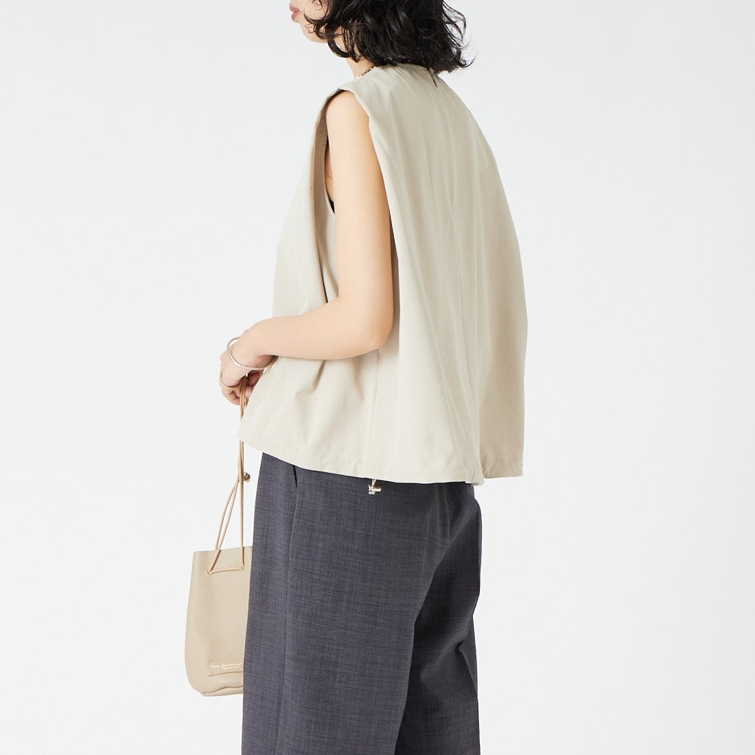 USINE [ユジーヌ] 機能素材肩タックドローコード付きトップス [26SSIN-06NS] BEIGE &&モデル身長：162cm 着用サイズ：F&&
