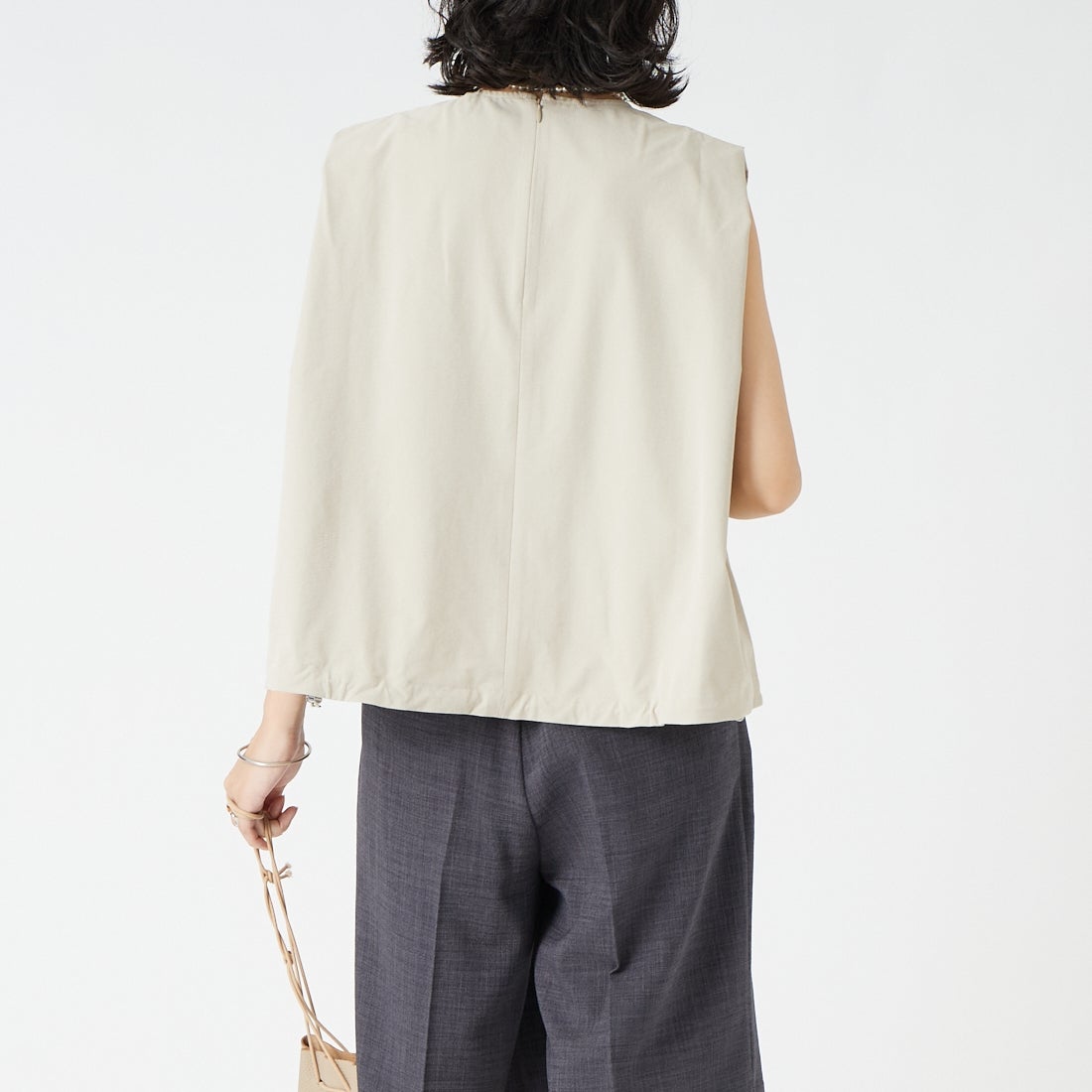 USINE [ユジーヌ] 機能素材肩タックドローコード付きトップス [26SSIN-06NS] BEIGE &&モデル身長：162cm 着用サイズ：F&&