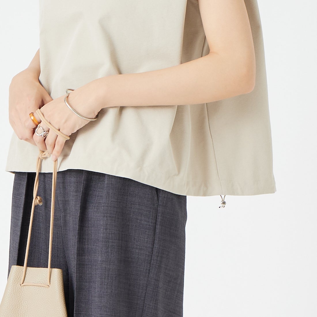 USINE [ユジーヌ] 機能素材肩タックドローコード付きトップス [26SSIN-06NS] BEIGE &&モデル身長：162cm 着用サイズ：F&&