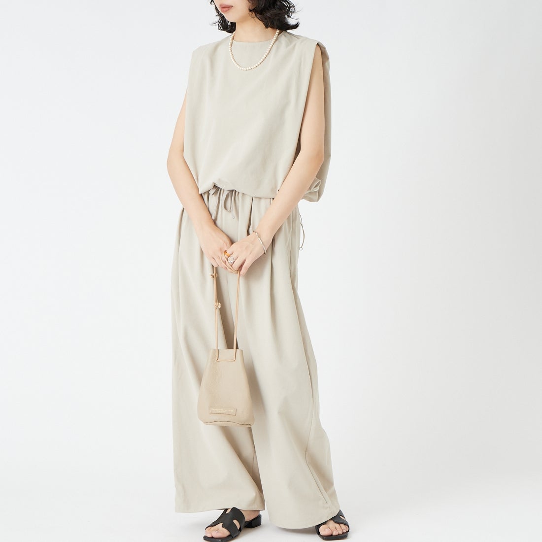 USINE [ユジーヌ] 機能素材肩タックドローコード付きトップス [26SSIN-06NS] BEIGE &&モデル身長：162cm 着用サイズ：F&&