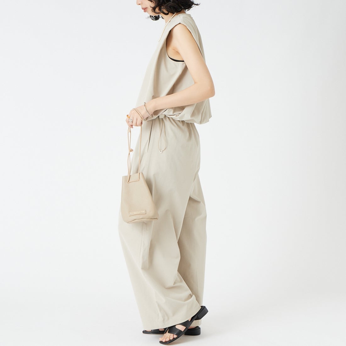 USINE [ユジーヌ] 機能素材肩タックドローコード付きトップス [26SSIN-06NS] BEIGE &&モデル身長：162cm 着用サイズ：F&&