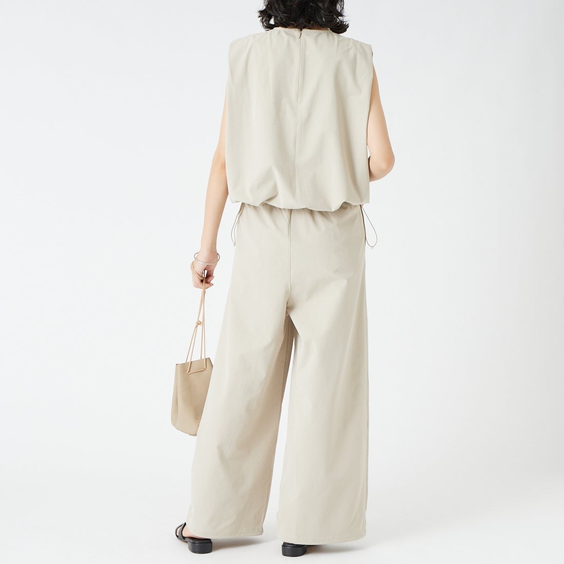 USINE [ユジーヌ] 機能素材肩タックドローコード付きトップス [26SSIN-06NS] BEIGE &&モデル身長：162cm 着用サイズ：F&&