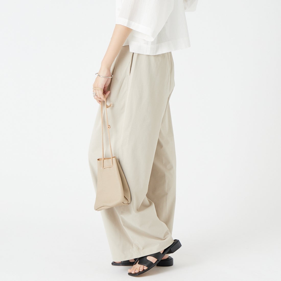 USINE [ユジーヌ] 機能素材イージーワイドタックパンツ [26SSIN-07PN] BEIGE &&モデル身長：162cm 着用サイズ：36&&