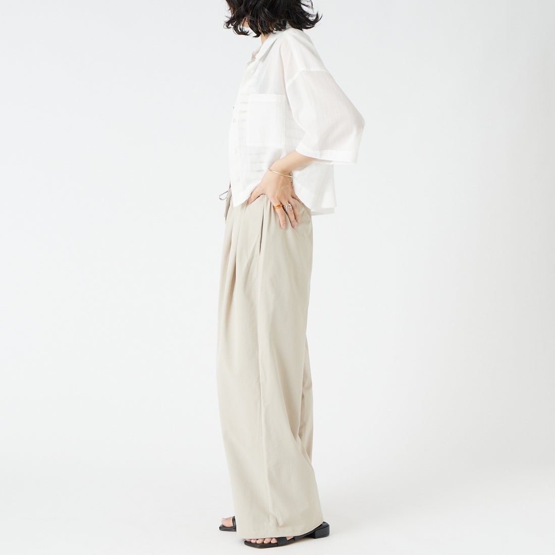 USINE [ユジーヌ] 機能素材イージーワイドタックパンツ [26SSIN-07PN] BEIGE &&モデル身長：162cm 着用サイズ：36&&
