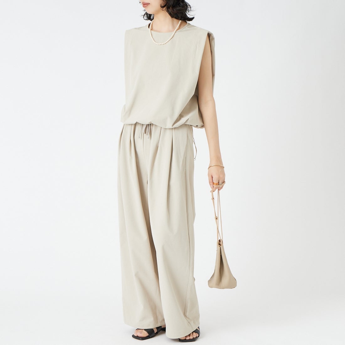 USINE [ユジーヌ] 機能素材イージーワイドタックパンツ [26SSIN-07PN] BEIGE &&モデル身長：162cm 着用サイズ：36&&