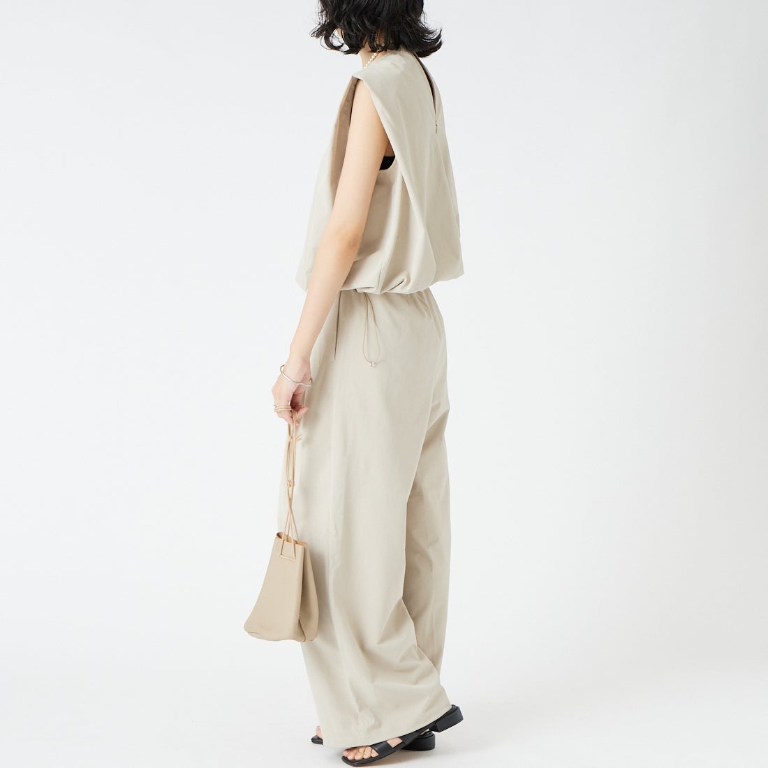 USINE [ユジーヌ] 機能素材イージーワイドタックパンツ [26SSIN-07PN] BEIGE &&モデル身長：162cm 着用サイズ：36&&