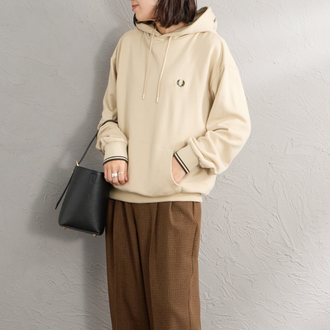 FRED PERRY [フレッドペリー] 別注 フードロゴ刺繍スウェットパーカー [FPM-26A-012JF] OATMEAL/NI &&モデル身長：160cm 着用サイズ：S&&