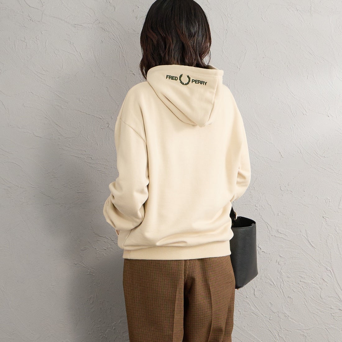 FRED PERRY [フレッドペリー] 別注 フードロゴ刺繍スウェットパーカー [FPM-26A-012JF] OATMEAL/NI &&モデル身長：160cm 着用サイズ：S&&