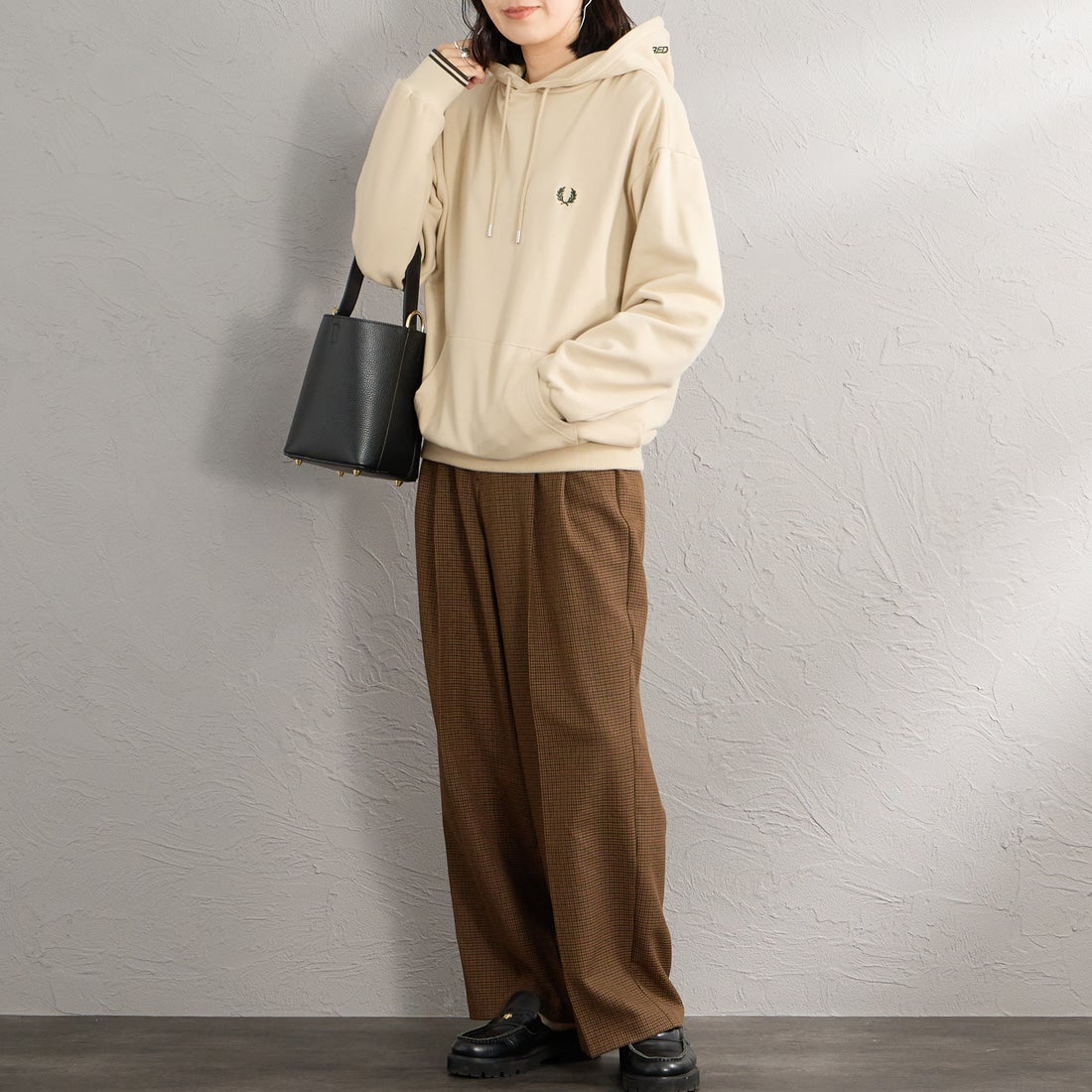 FRED PERRY [フレッドペリー] 別注 フードロゴ刺繍スウェットパーカー [FPM-26A-012JF] OATMEAL/NI &&モデル身長：160cm 着用サイズ：S&&