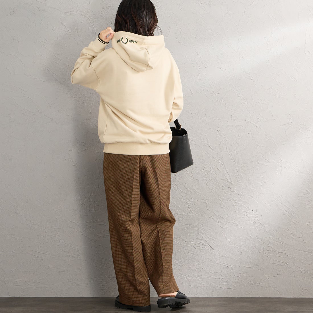 FRED PERRY [フレッドペリー] 別注 フードロゴ刺繍スウェットパーカー [FPM-26A-012JF] OATMEAL/NI &&モデル身長：160cm 着用サイズ：S&&