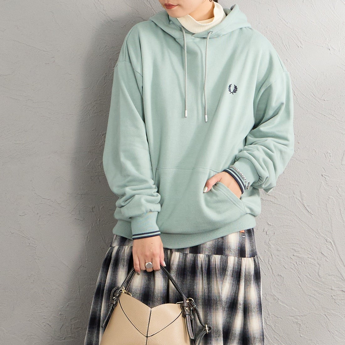 FRED PERRY [フレッドペリー] 別注 フードロゴ刺繍スウェットパーカー [FPM-26A-012JF] SILVER BLU &&モデル身長：156cm 着用サイズ：S&&