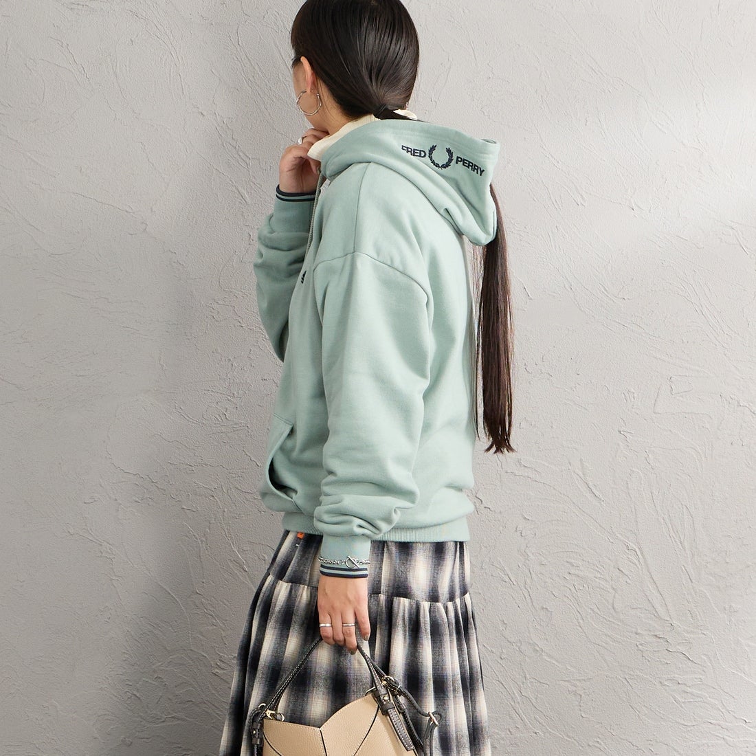 FRED PERRY [フレッドペリー] 別注 フードロゴ刺繍スウェットパーカー [FPM-26A-012JF] SILVER BLU &&モデル身長：156cm 着用サイズ：S&&