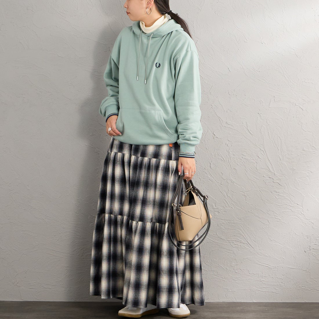 FRED PERRY [フレッドペリー] 別注 フードロゴ刺繍スウェットパーカー [FPM-26A-012JF] SILVER BLU &&モデル身長：156cm 着用サイズ：S&&