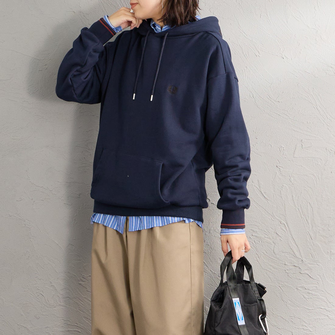 FRED PERRY [フレッドペリー] 別注 フードロゴ刺繍スウェットパーカー [FPM-26A-012JF] NAVY/BRAND &&モデル身長：160cm 着用サイズ：S&&