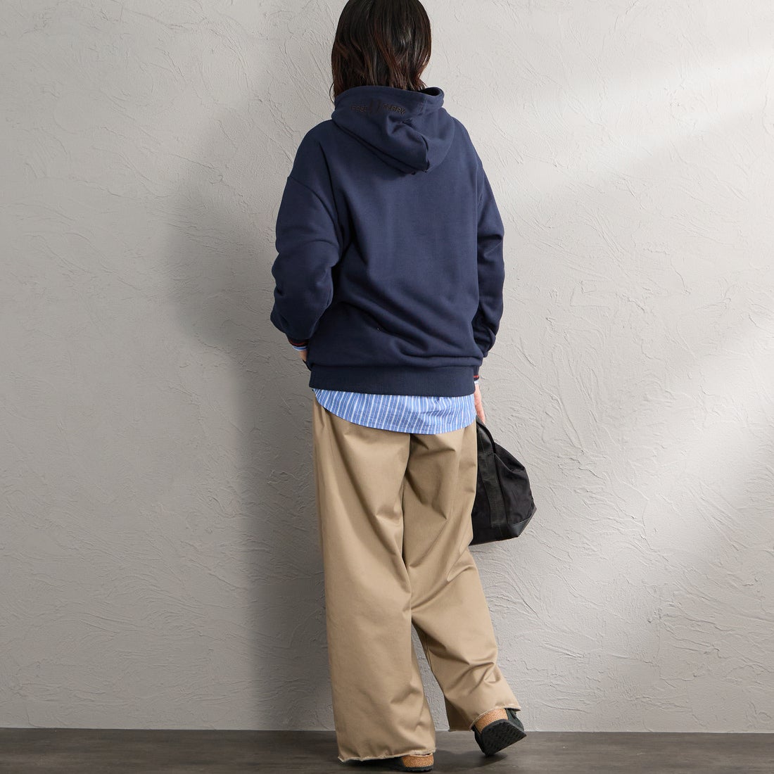 FRED PERRY [フレッドペリー] 別注 フードロゴ刺繍スウェットパーカー [FPM-26A-012JF] NAVY/BRAND &&モデル身長：160cm 着用サイズ：S&&