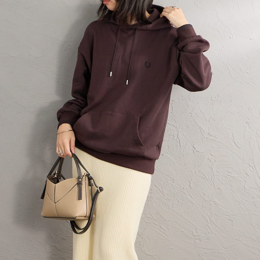 FRED PERRY [フレッドペリー] 別注 フードロゴ刺繍スウェットパーカー [FPM-26A-012JF] RICH BROWN &&モデル身長：162cm 着用サイズ：S&&