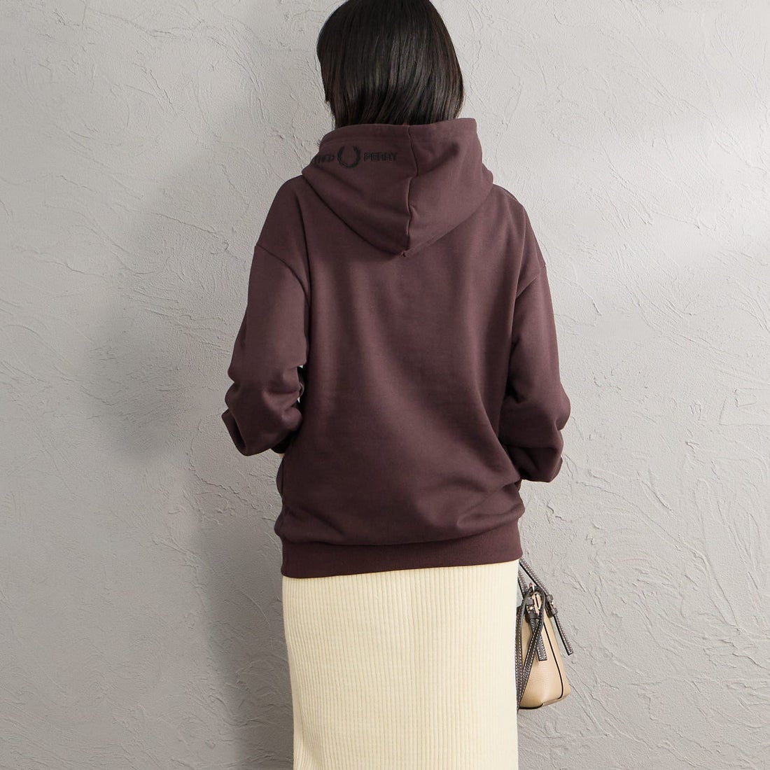 FRED PERRY [フレッドペリー] 別注 フードロゴ刺繍スウェットパーカー [FPM-26A-012JF] RICH BROWN &&モデル身長：162cm 着用サイズ：S&&