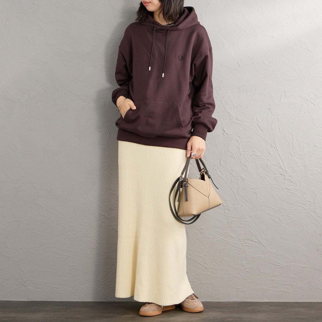 FRED PERRY [フレッドペリー] 別注 フードロゴ刺繍スウェットパーカー [FPM-26A-012JF] RICH BROWN &&モデル身長：162cm 着用サイズ：S&&