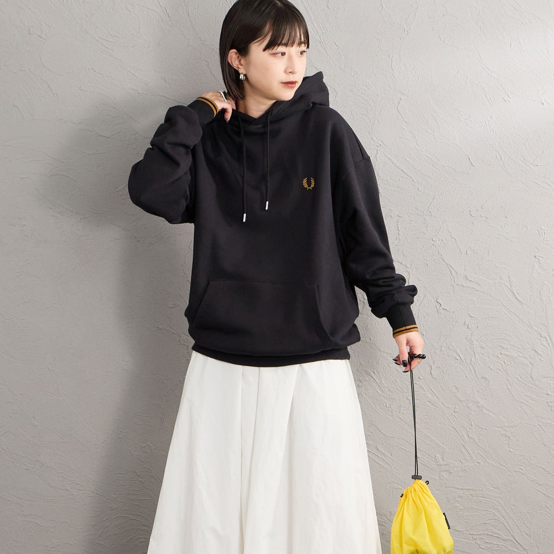FRED PERRY [フレッドペリー] 別注 フードロゴ刺繍スウェットパーカー [FPM-26A-012JF] BLACK/D.CA &&モデル身長：150cm 着用サイズ：S&&