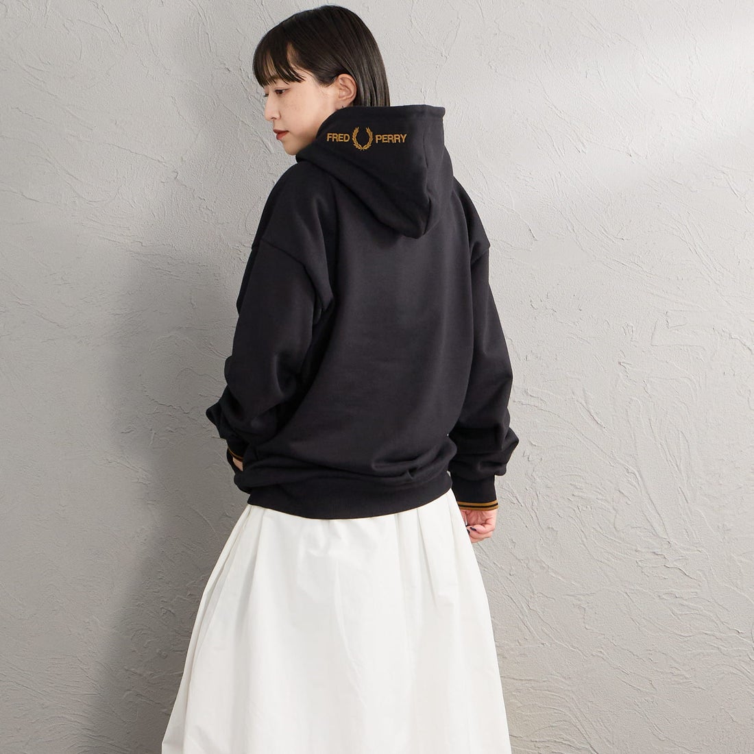 FRED PERRY [フレッドペリー] 別注 フードロゴ刺繍スウェットパーカー [FPM-26A-012JF] BLACK/D.CA &&モデル身長：150cm 着用サイズ：S&&