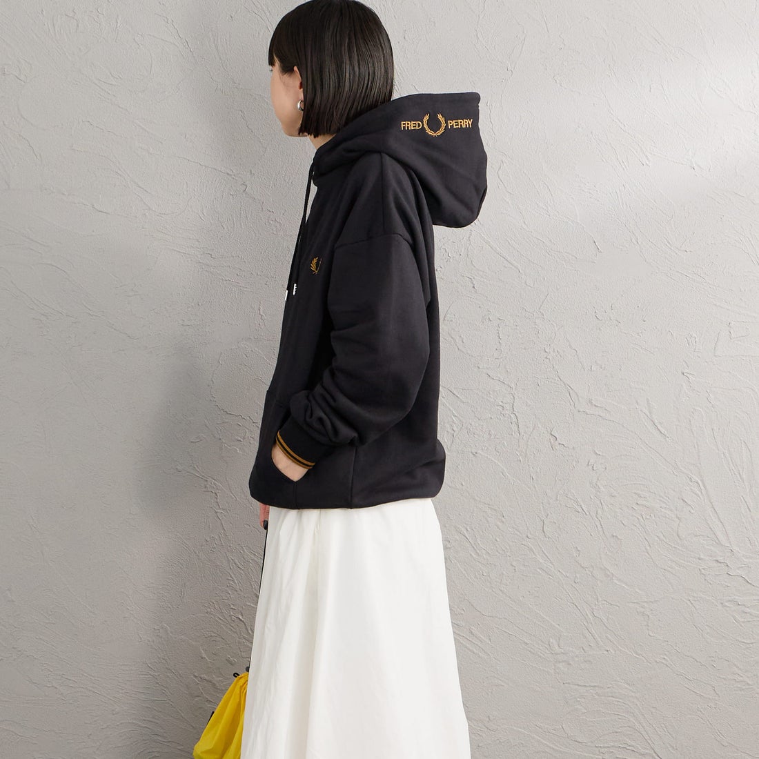 FRED PERRY [フレッドペリー] 別注 フードロゴ刺繍スウェットパーカー [FPM-26A-012JF] BLACK/D.CA &&モデル身長：150cm 着用サイズ：S&&