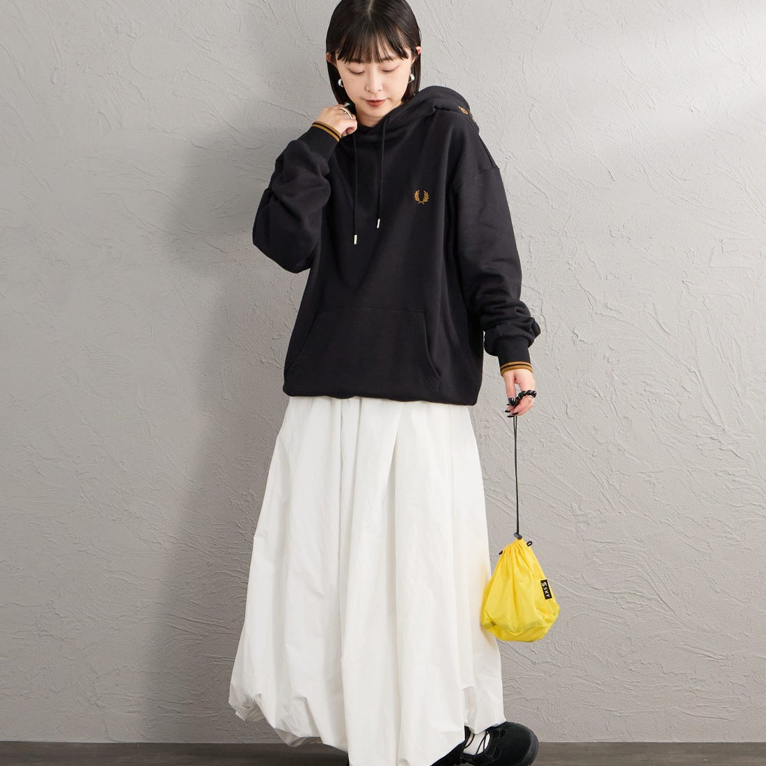 FRED PERRY [フレッドペリー] 別注 フードロゴ刺繍スウェットパーカー [FPM-26A-012JF] BLACK/D.CA &&モデル身長：150cm 着用サイズ：S&&