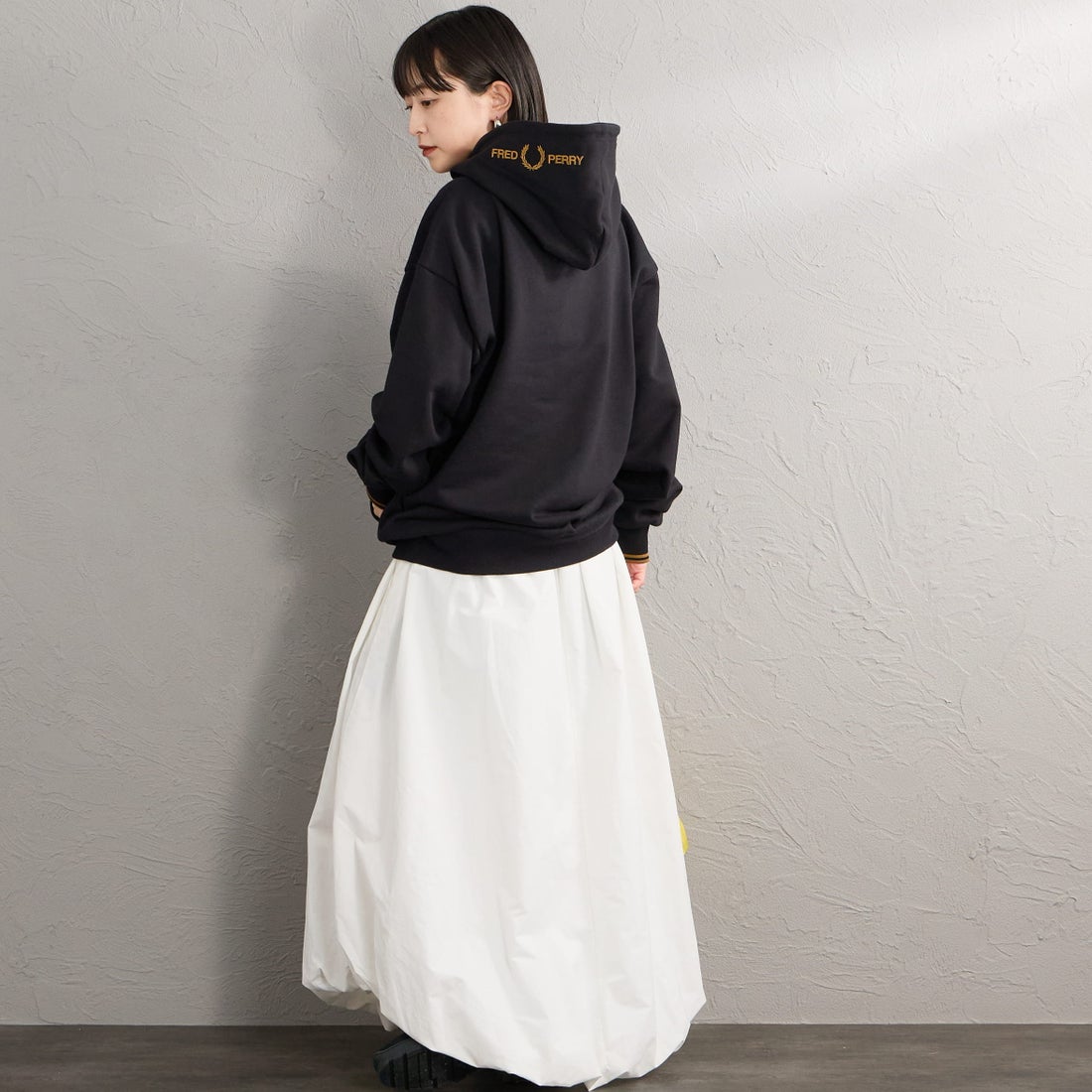 FRED PERRY [フレッドペリー] 別注 フードロゴ刺繍スウェットパーカー [FPM-26A-012JF] BLACK/D.CA &&モデル身長：150cm 着用サイズ：S&&