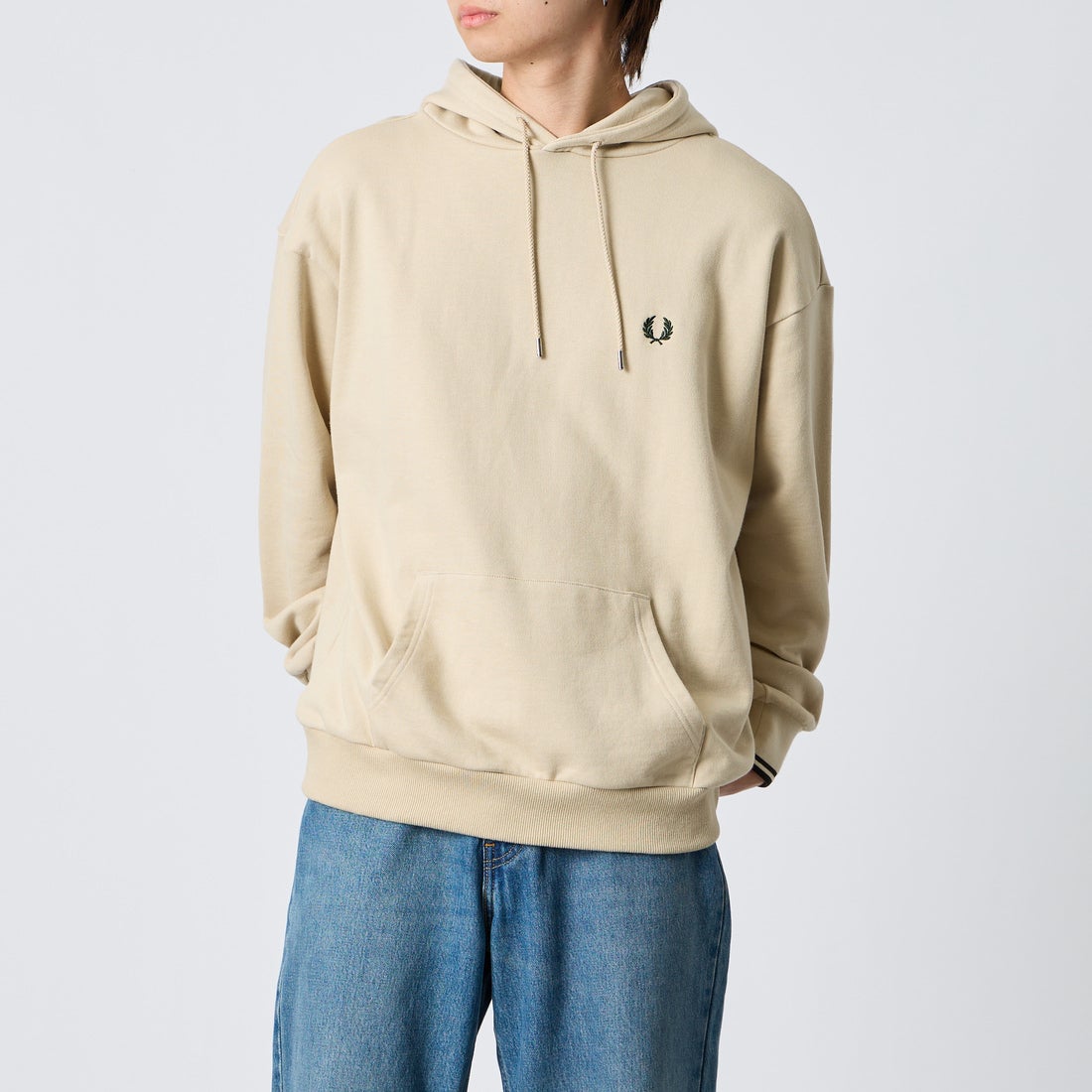 FRED PERRY [フレッドペリー] 別注 フードロゴ刺繍スウェットパーカー [FPM-26A-012JF] OATMEAL/NI &&モデル身長：177cm 着用サイズ：L&&