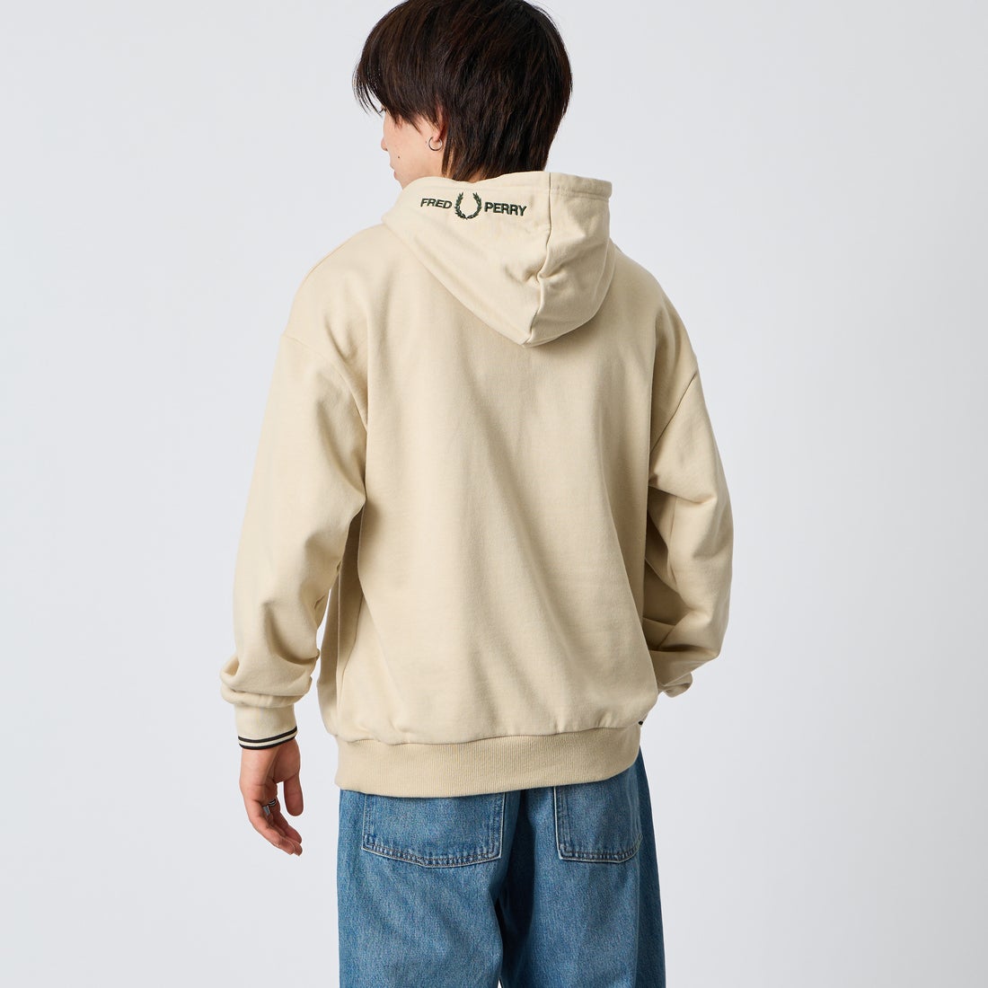 FRED PERRY [フレッドペリー] 別注 フードロゴ刺繍スウェットパーカー [FPM-26A-012JF] OATMEAL/NI &&モデル身長：177cm 着用サイズ：L&&