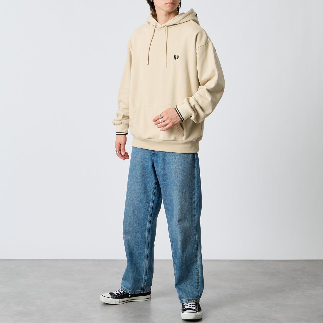 FRED PERRY [フレッドペリー] 別注 フードロゴ刺繍スウェットパーカー [FPM-26A-012JF] OATMEAL/NI &&モデル身長：177cm 着用サイズ：L&&